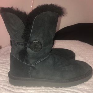 7.5 women’s black Uggs. In like new condition!